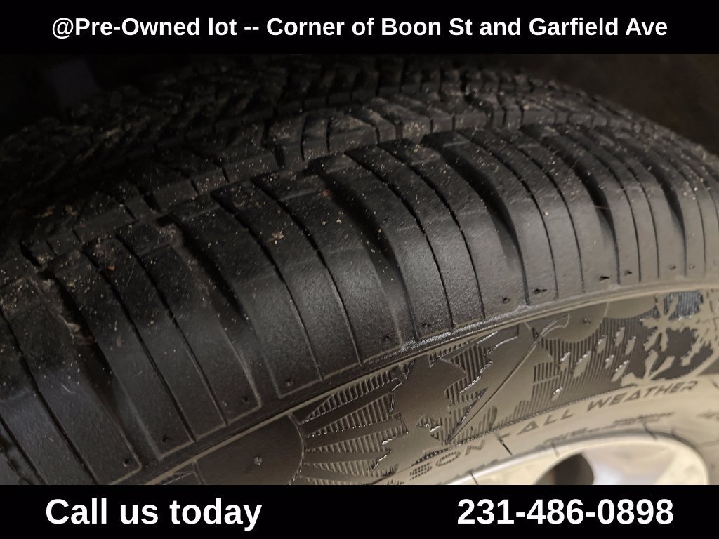 Used 2016  Jeep LATITUDE image 12