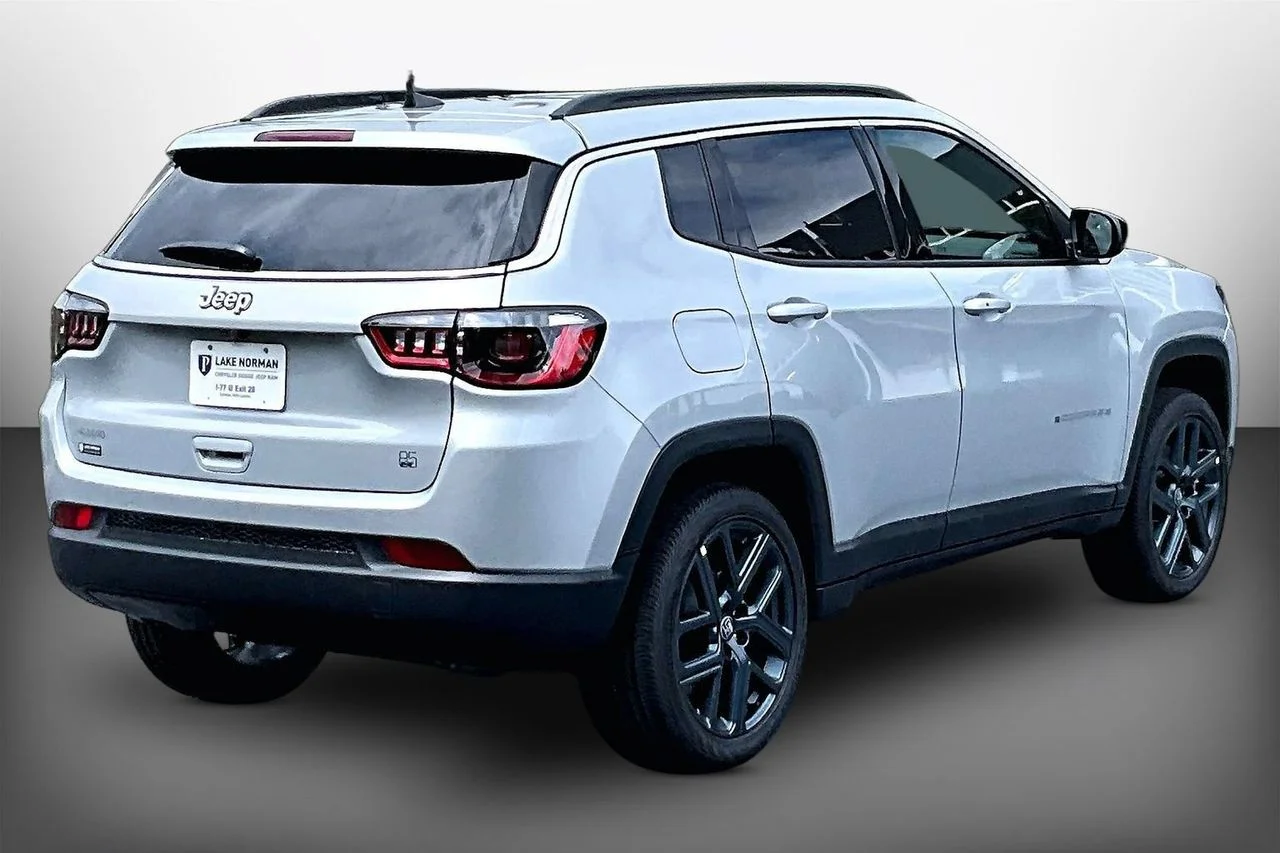 New 2026 Silver Zynith Metallic Clearcoat Jeep Latitude image 8