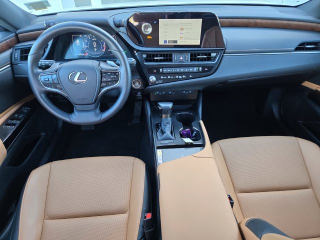Used 2025 White Lexus 350 image 9