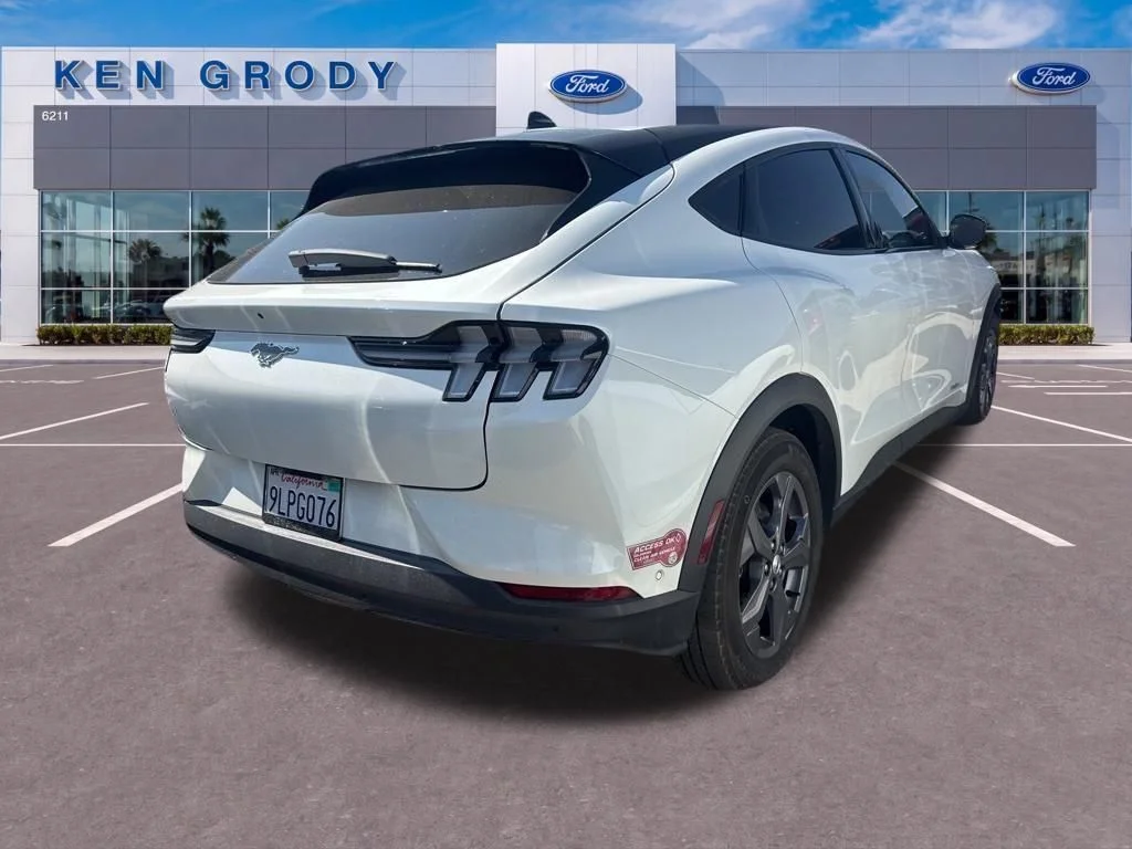 Used 2023 White Ford Select image 13
