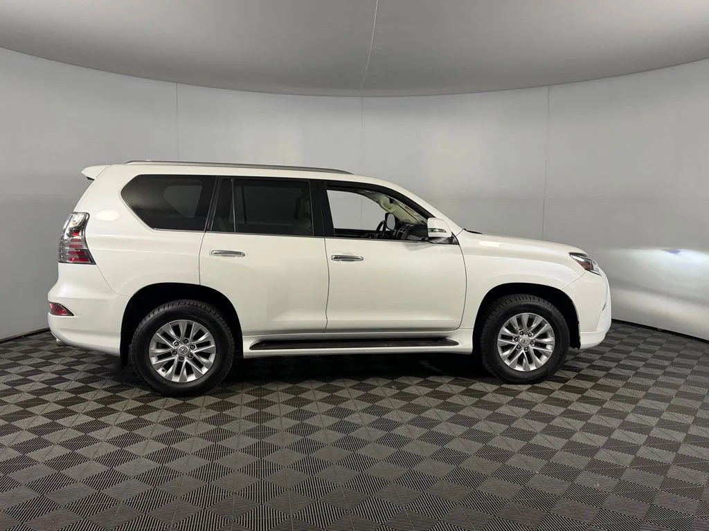 Used 2021  Lexus 460 image 5