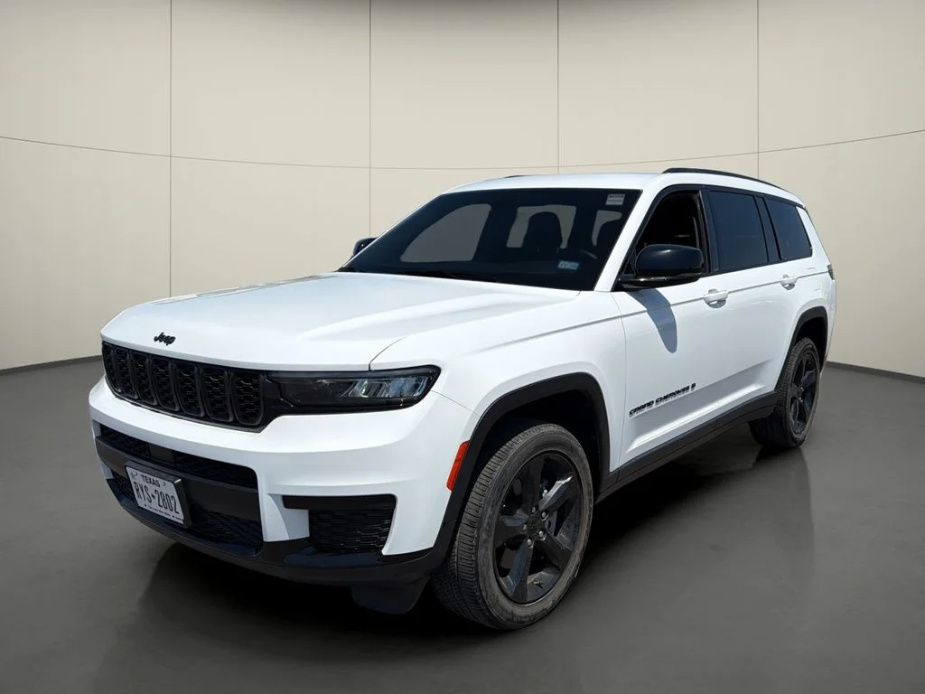 Used 2022 White Jeep Altitude image 3