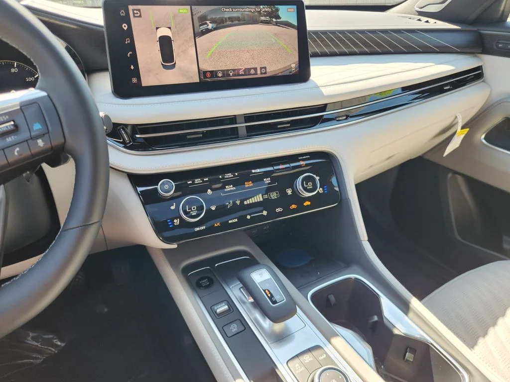 New 2027 2T RAD WHT INFINITI Autograph AWD image 30