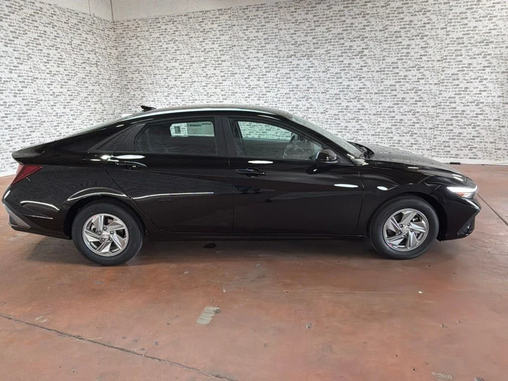 New 2026 Abyss Black Hyundai SE image 8