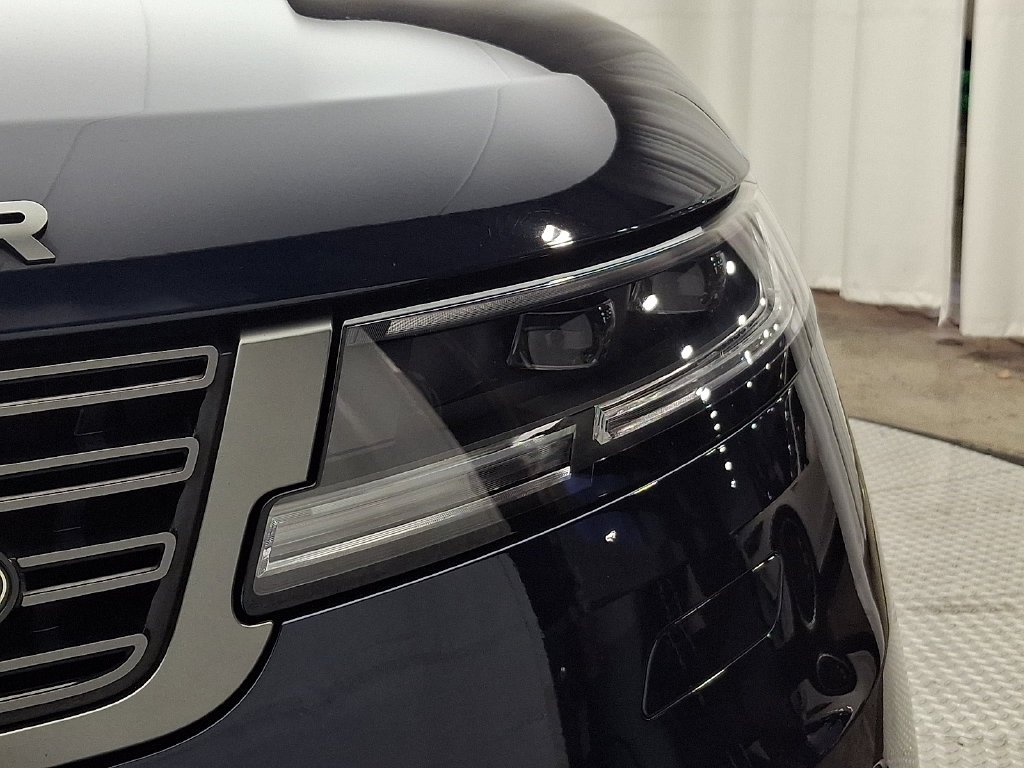 Used 2023  Land Rover SE image 9