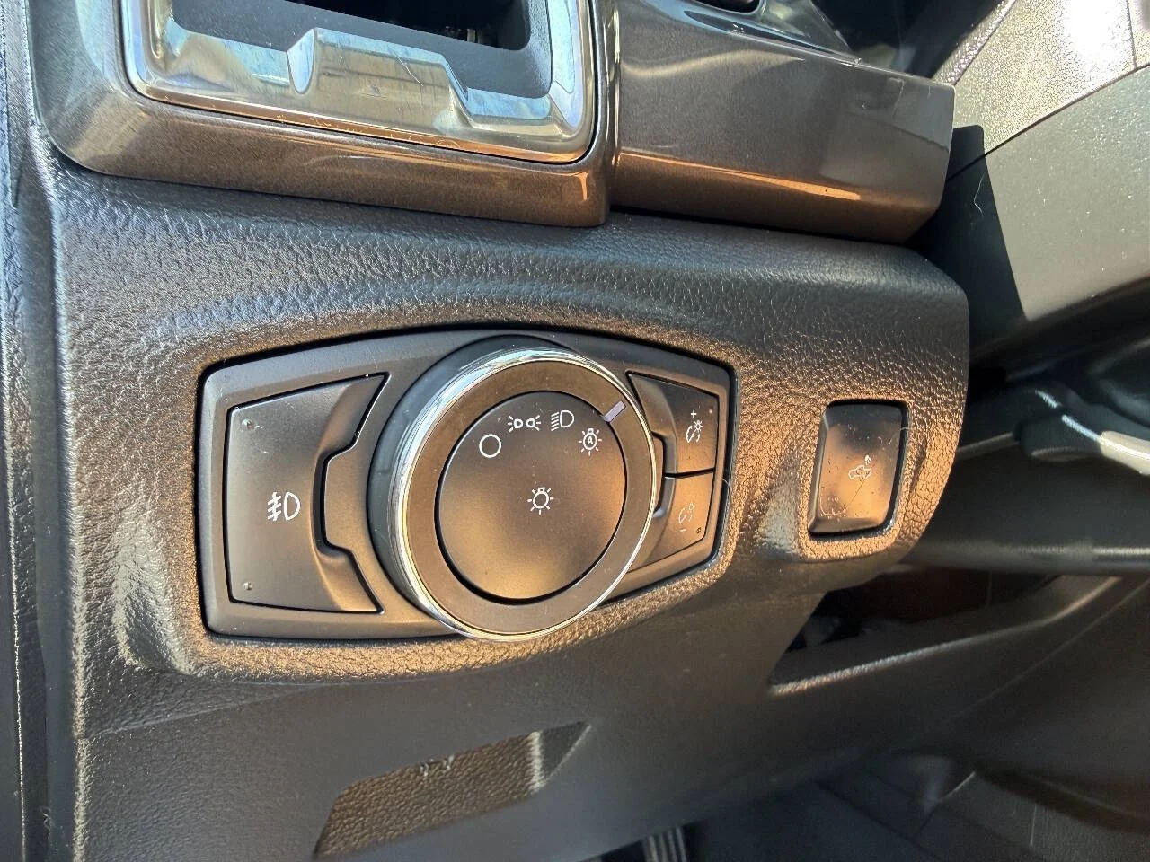 Used 2020 Magnetic Ford Lariat 4x4 4dr SuperCrew 5.1 ft. SB image 17