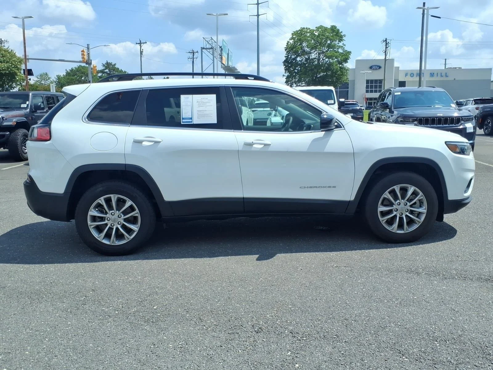 Used 2022 Bright White Clearcoat Jeep Latitude Lux image 3