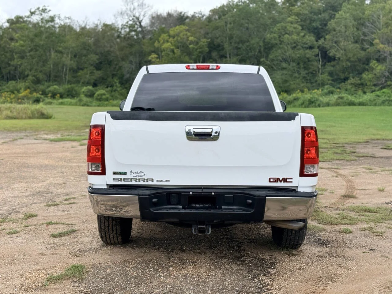 Used 2011 White GMC SLE 4x2 4dr Crew Cab 5.8 ft. SB image 4