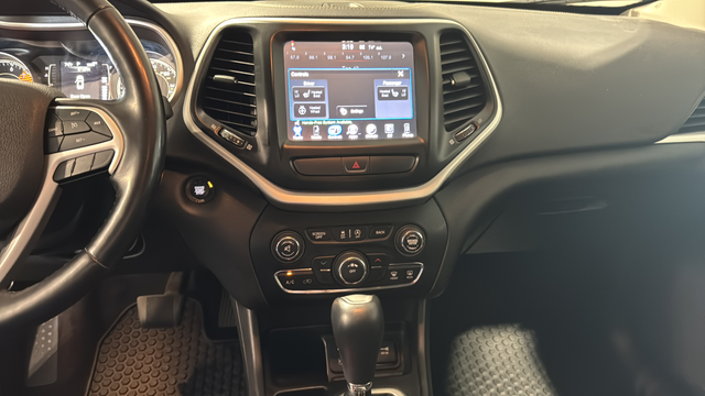 Used 2018 Diamond Black Crystal Pearlcoat Jeep Latitude Plus image 13