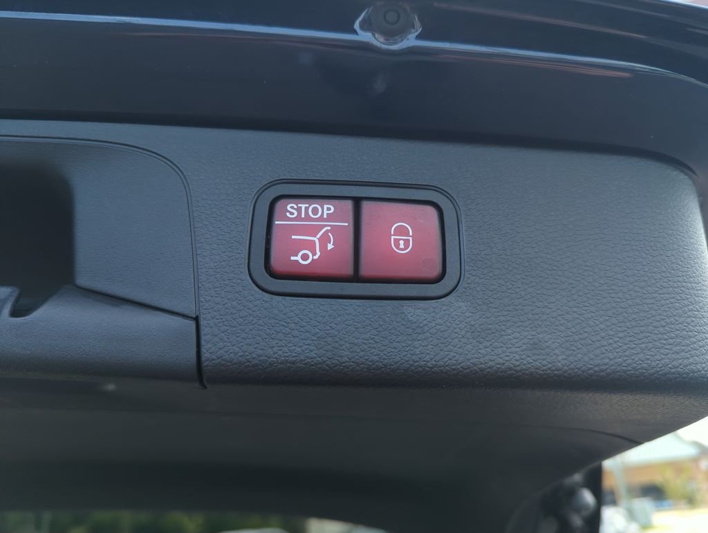 Used 2022  Mercedes-Benz GLC 300 image 32