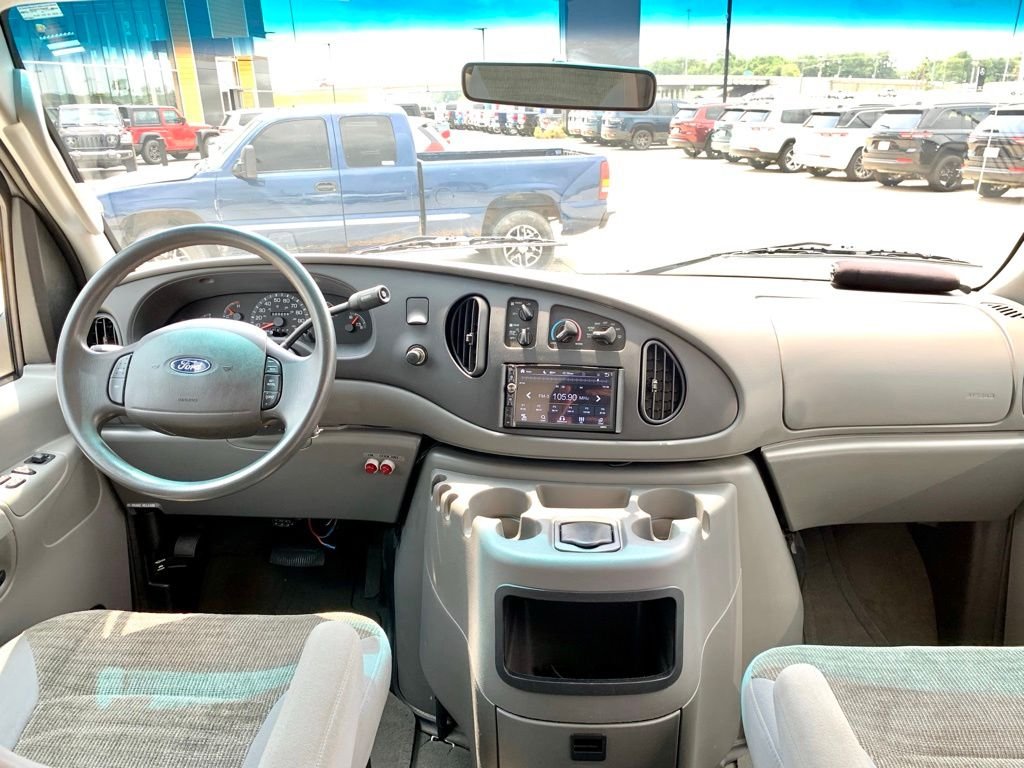 Used 2003 White Ford  image 29