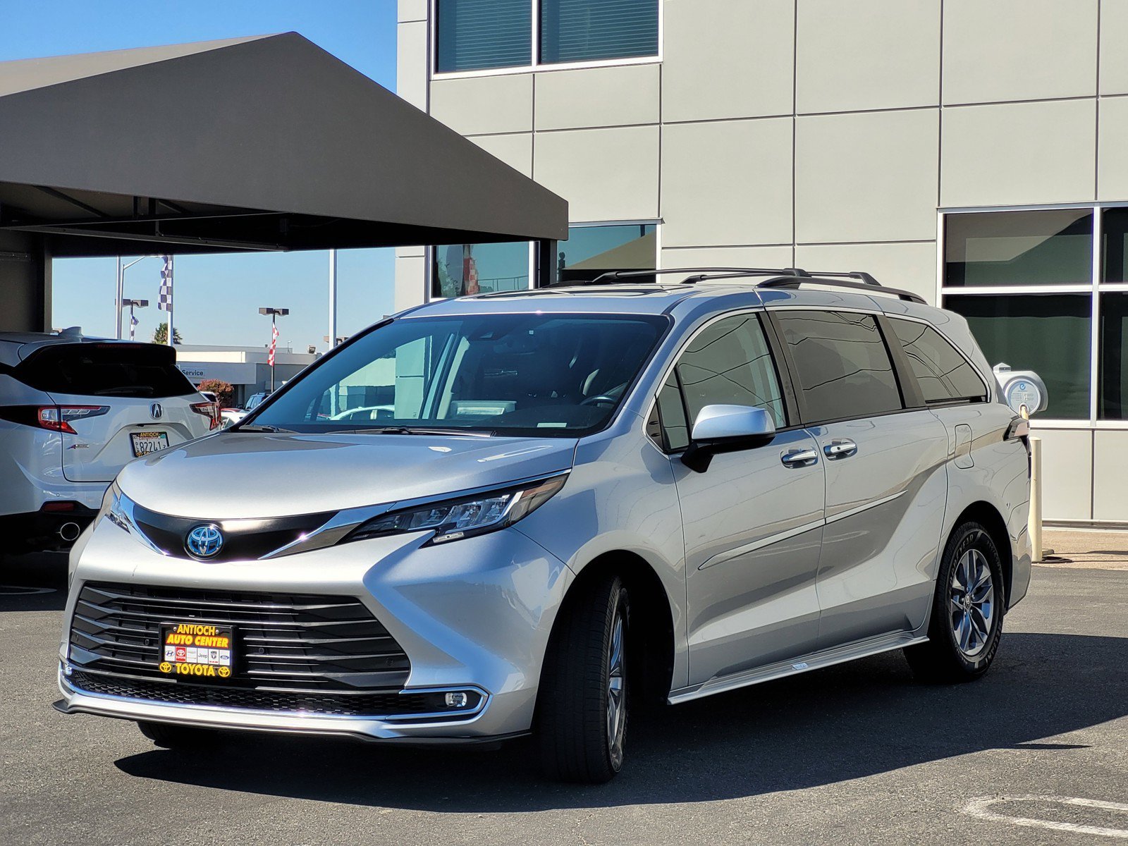 Used 2022 Silver Toyota XLE image 8