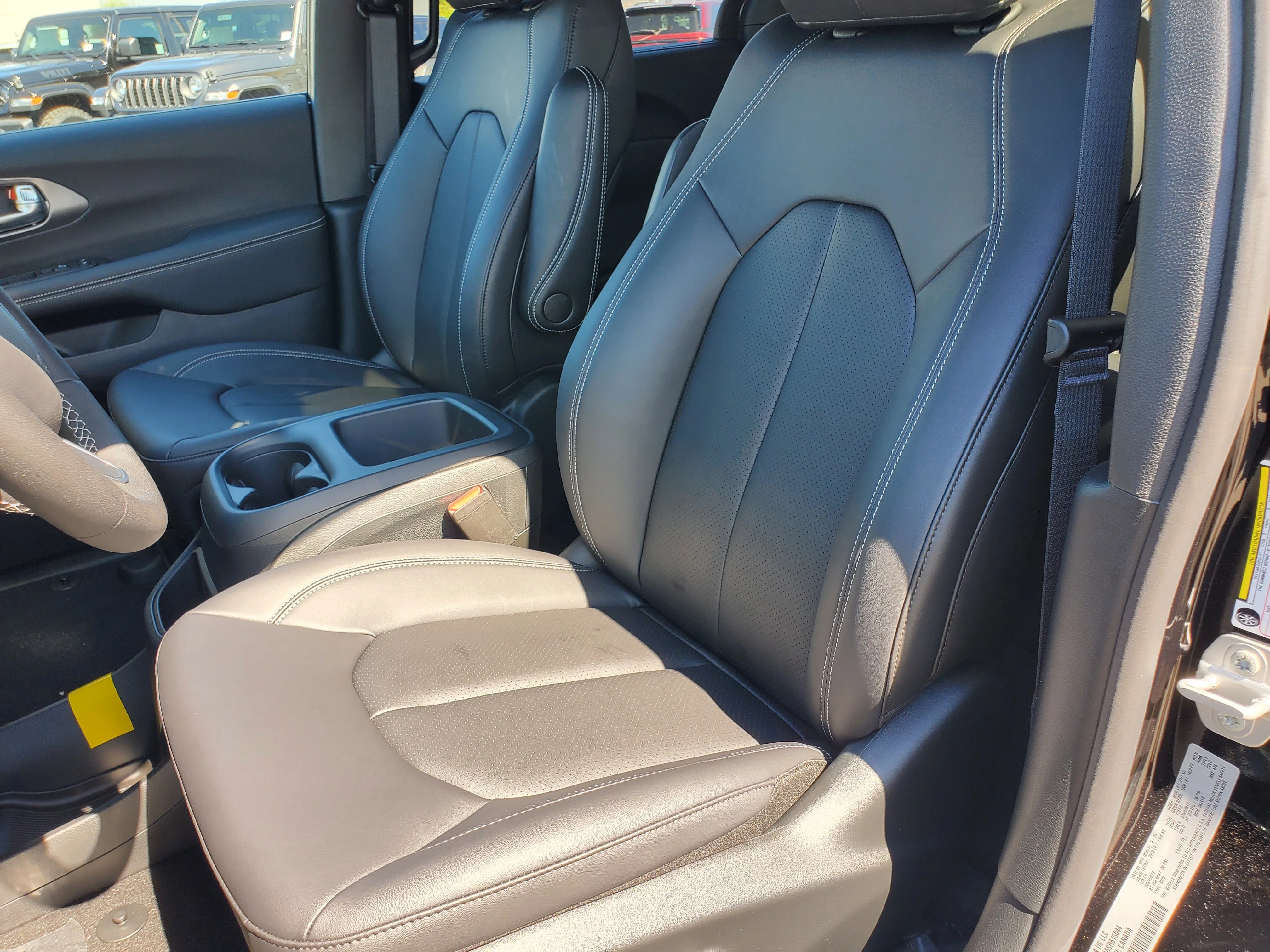 New 2026 Diamond Black Crystal Pearl-Coat Exterior Paint Chrysler LX image 12