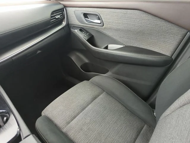 Used 2021 White Nissan SV image 27