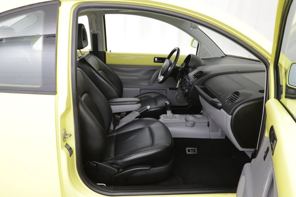 Used 2000 Yellow Volkswagen GLS image 17
