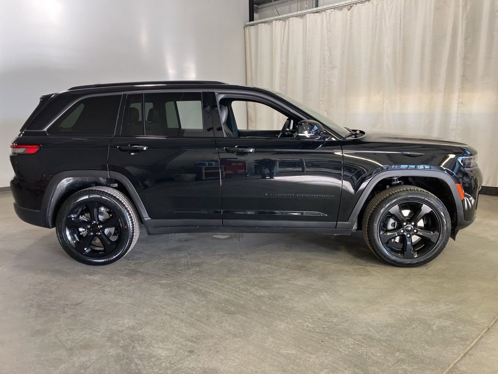 New 2026 Diamond Black Crystal Pearl-Coat Exterior Paint Jeep Limited image 23