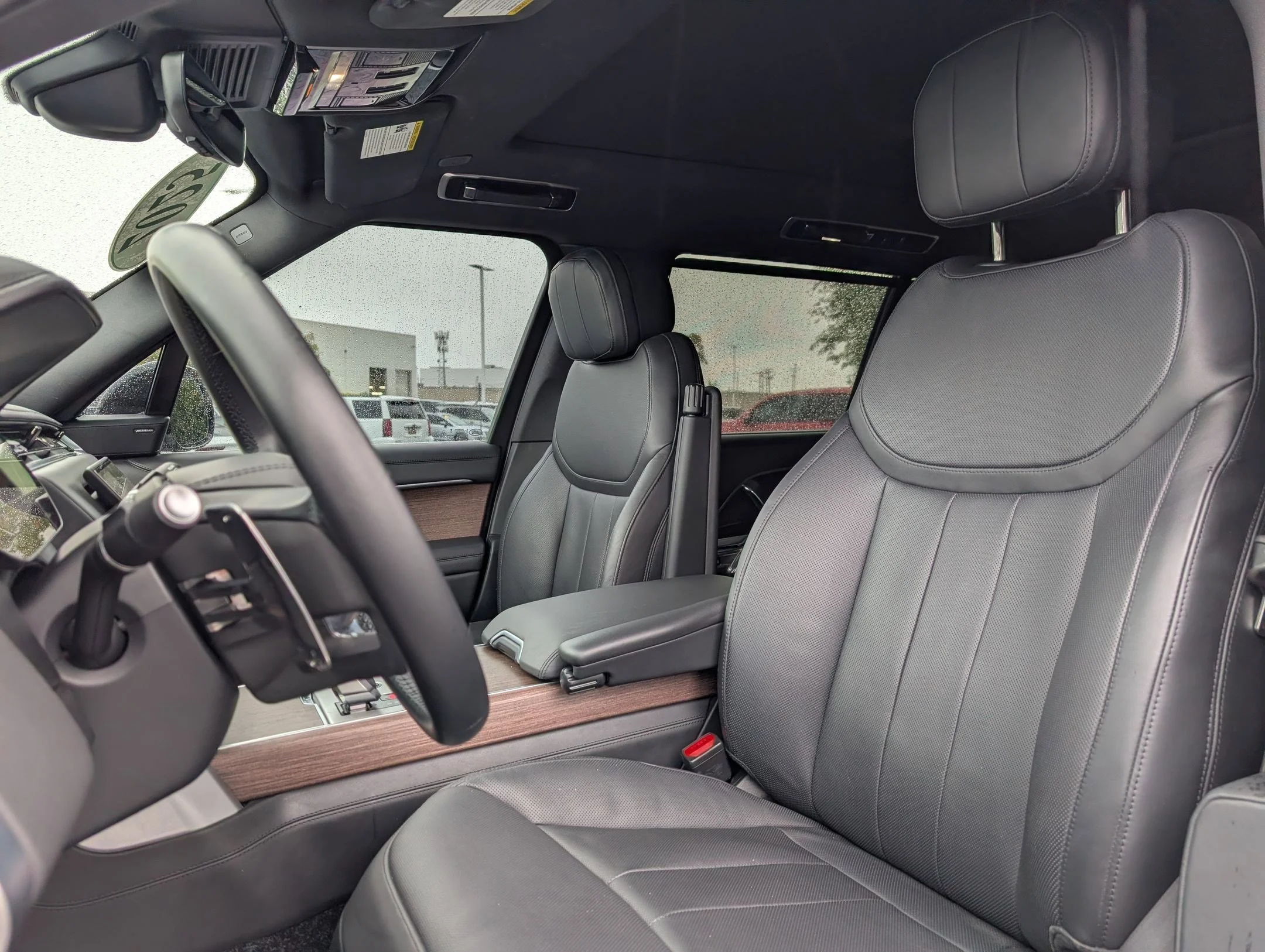 Used 2025 Icy White SV Bespoke Special Effect Satin Land Rover SE image 23