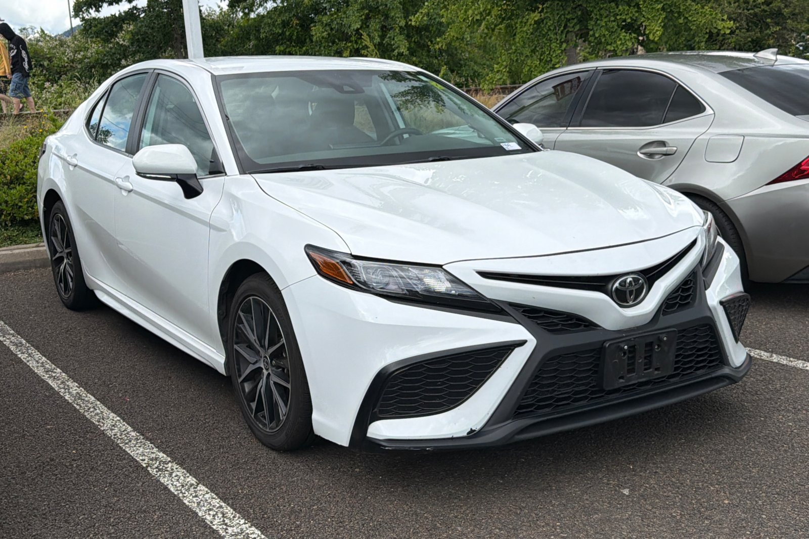 2024 Toyota Camry SE's photo
