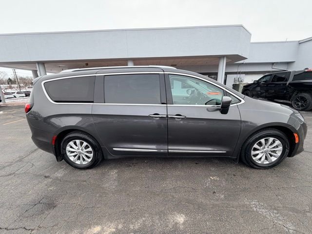 Used 2018 Chrysler Pacifica Touring L with VIN 2C4RC1BG8JR100529 for sale in Freeport, IL