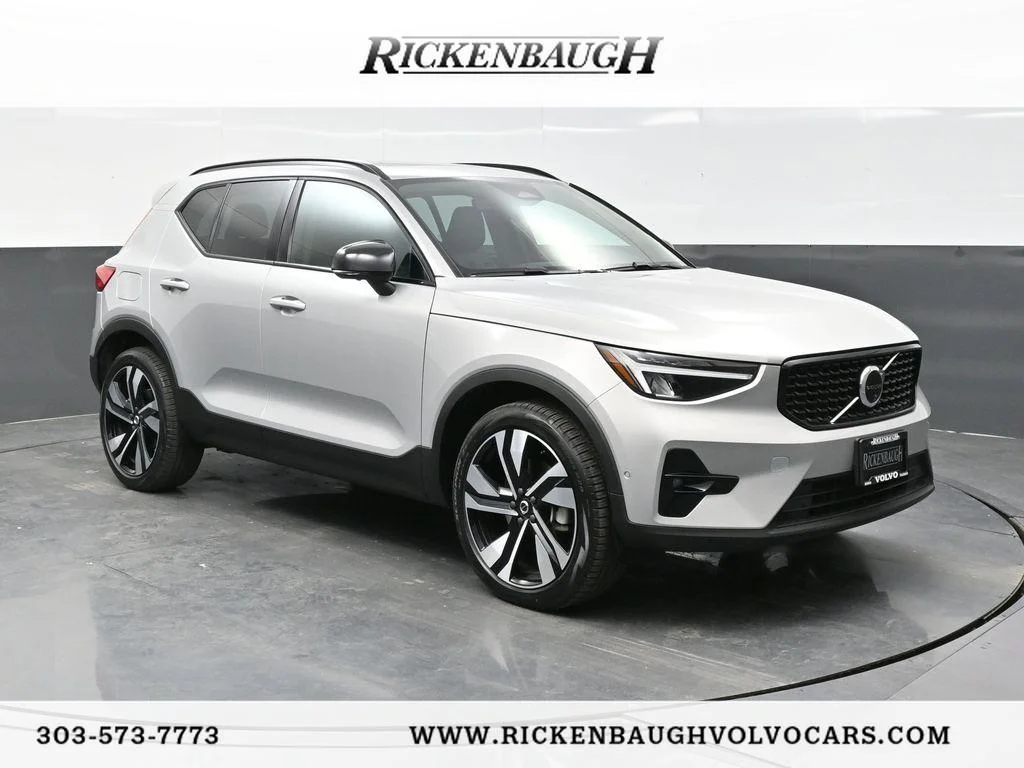 2025 Volvo XC40 B5 Plus Dark AWD's photo