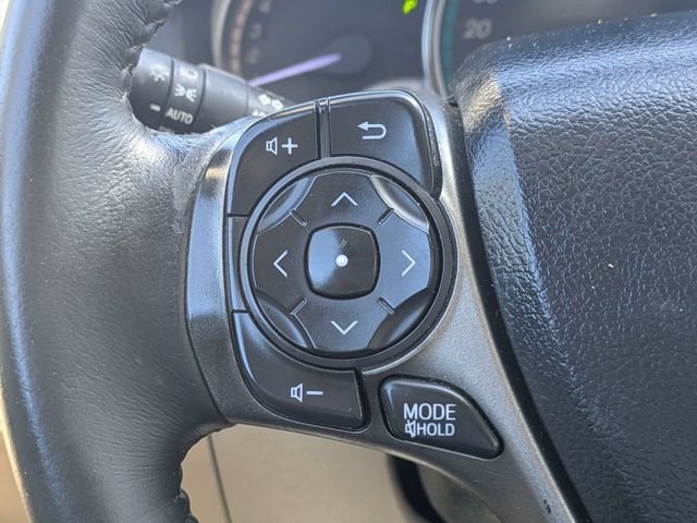 Used 2013 White Toyota LE image 25