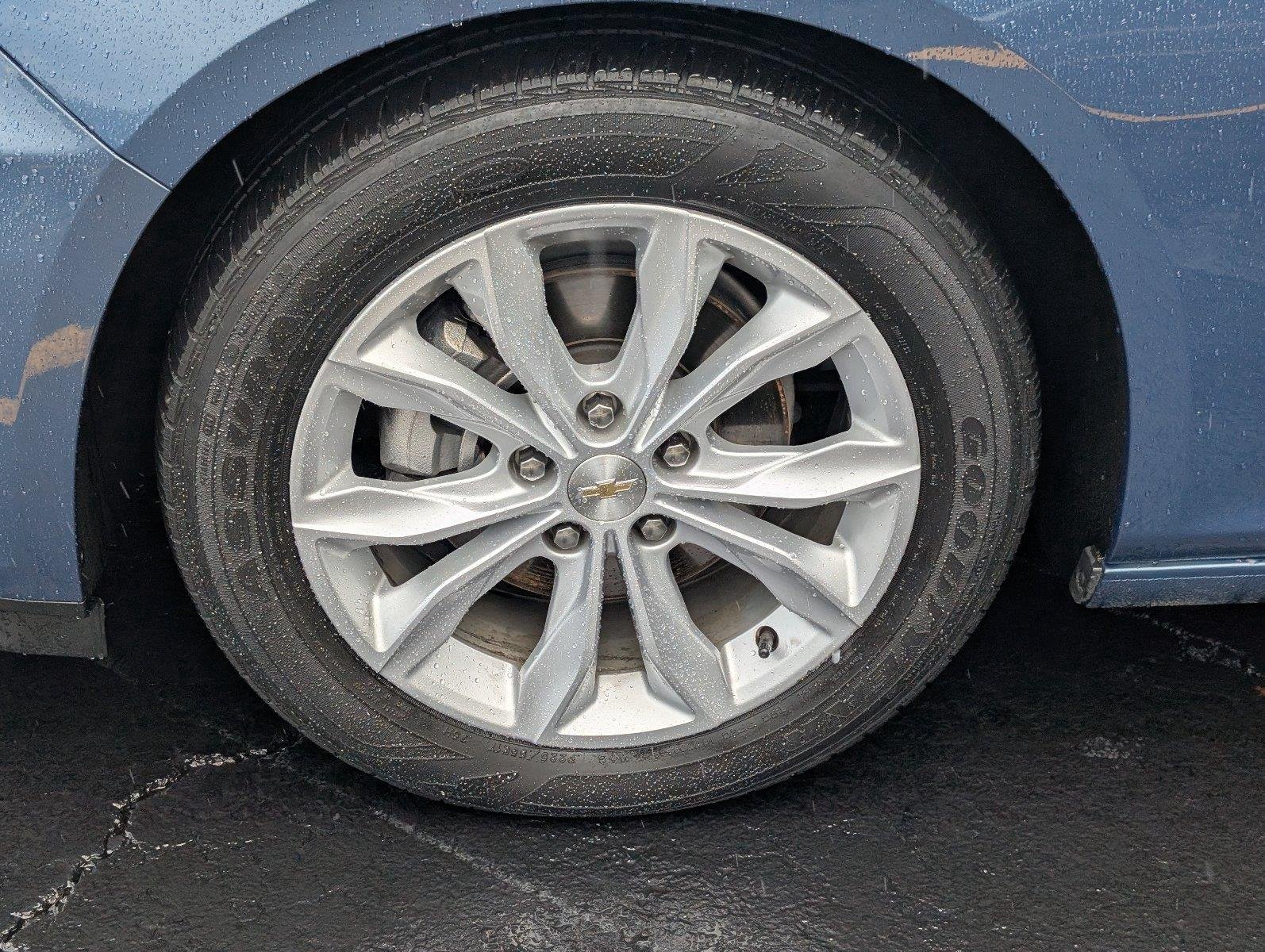 Used 2025 Lakeshore Blue Metallic Chevrolet LT image 9