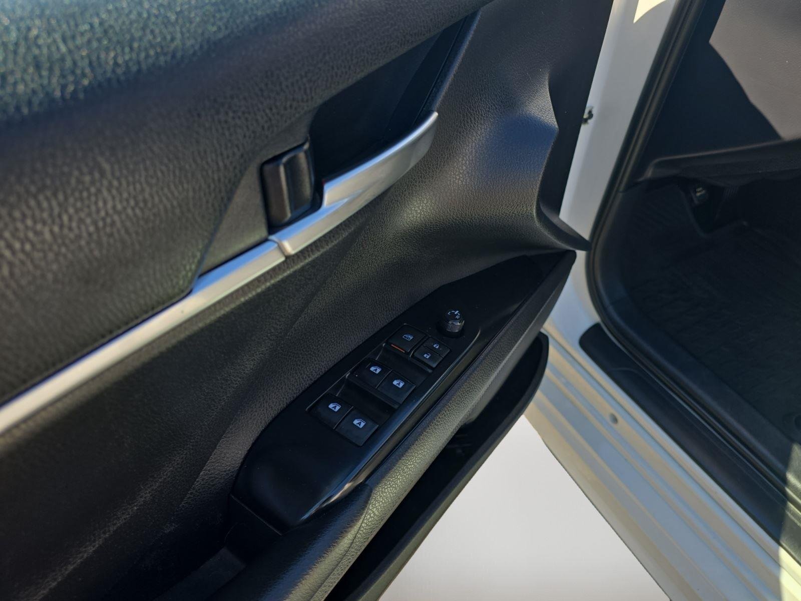 Used 2018 Super White Toyota SE image 22