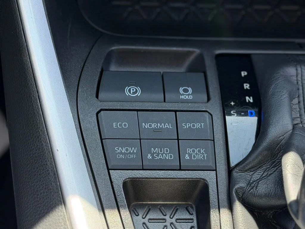 Used 2023 White Toyota LE image 19
