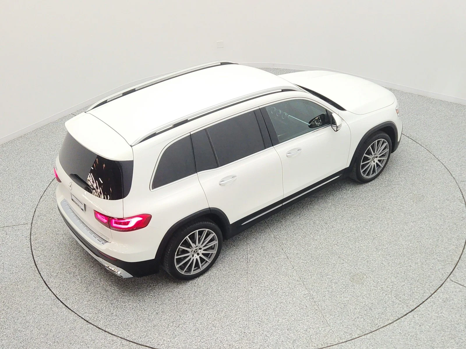 Used 2022 Polar White Mercedes-Benz GLB 250 SUV image 25