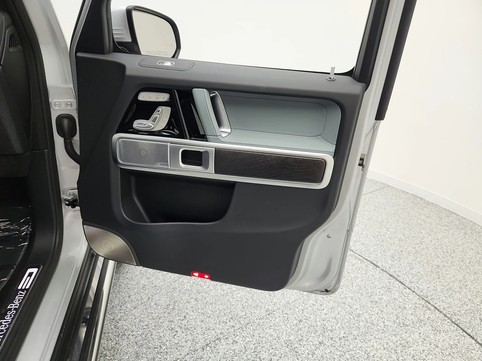 Certified Used 2025 Iridium Silver Metallic Mercedes-Benz G 550 image 28