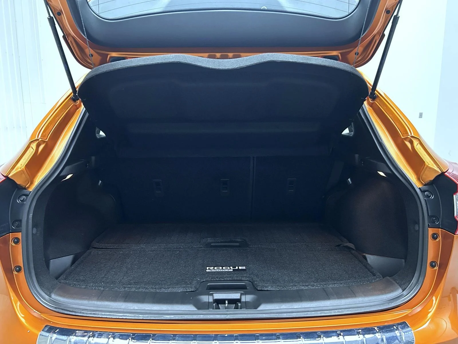 Used 2022 Orange Nissan SL image 21