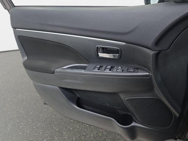 Used 2016 Black Mitsubishi ES image 23