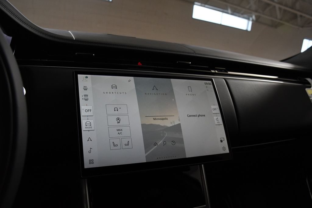 New 2026 Ostuni Perl Wh Land Rover SE image 32