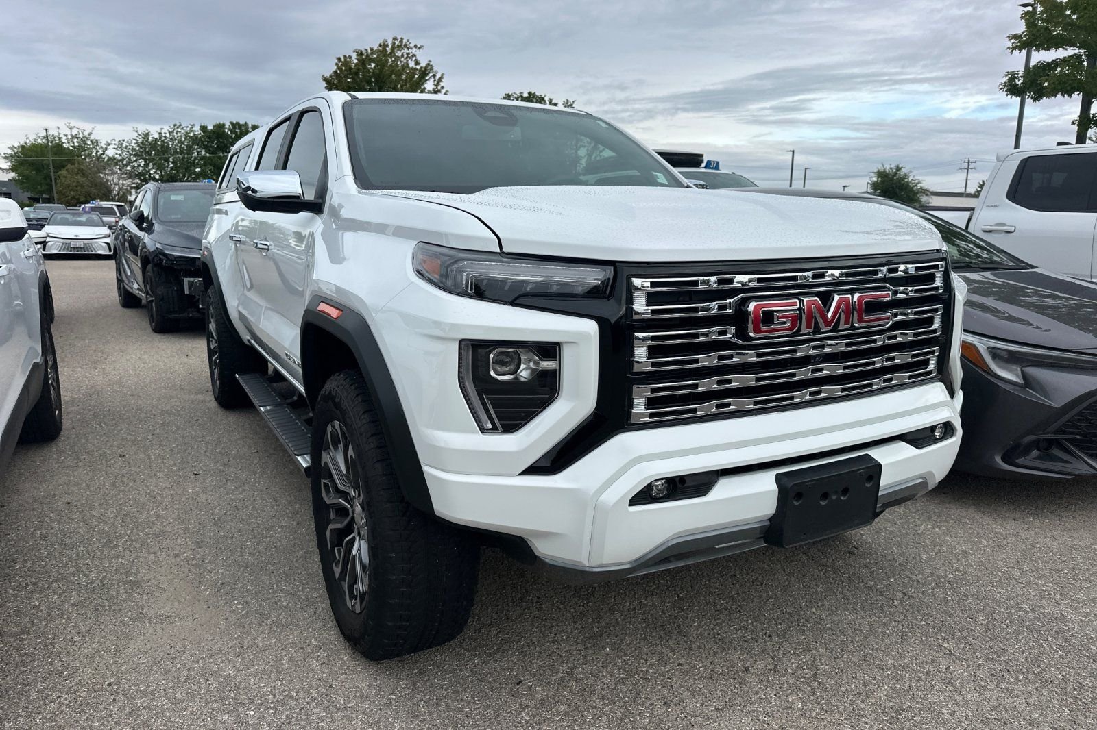 Used 2025 White GMC Denali image 2