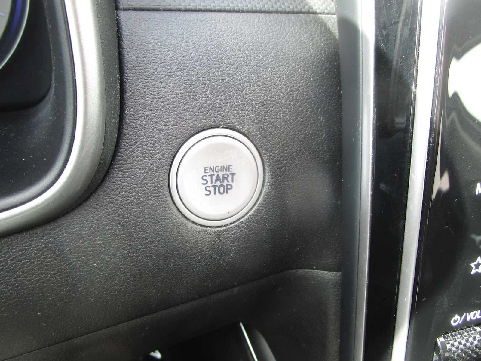 Used 2022 Shimmering Silver Hyundai SEL image 31