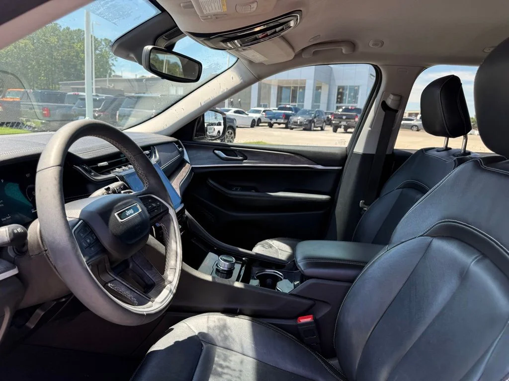 Used 2023 White/off-white Jeep Limited image 4
