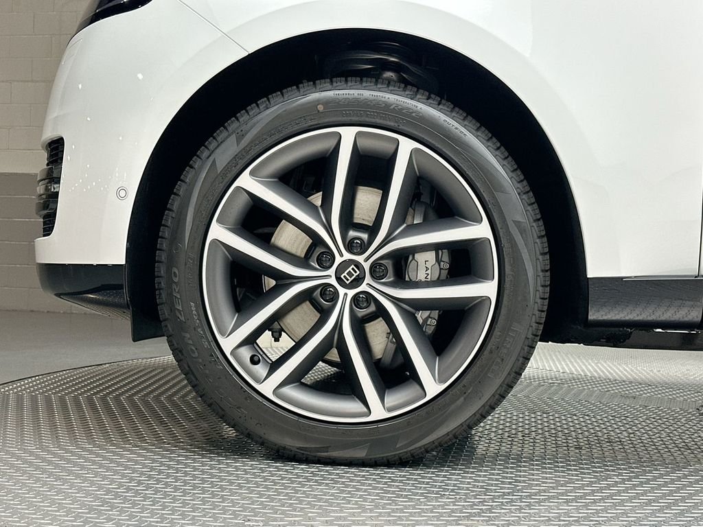 New 2027 Fuji White Land Rover SE image 5