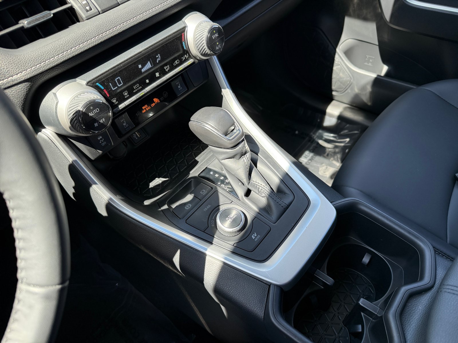 Used 2025 Pearl Toyota XLE Premium image 13