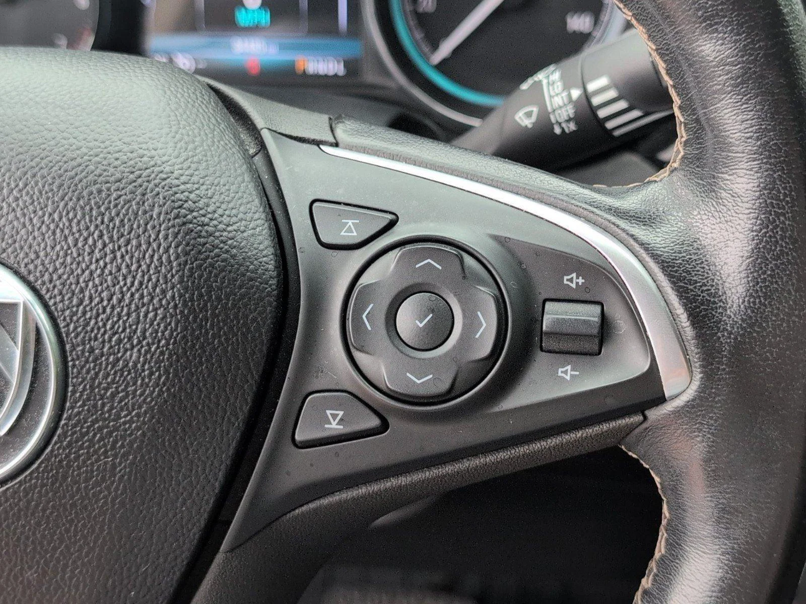 Used 2018 SUMMIT WHITE Buick Essence image 29