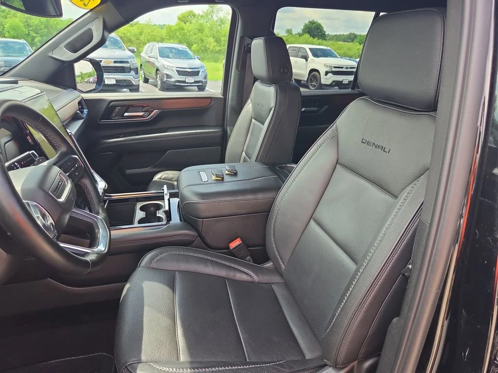 2025 GMC Yukon Denali - Photo 26