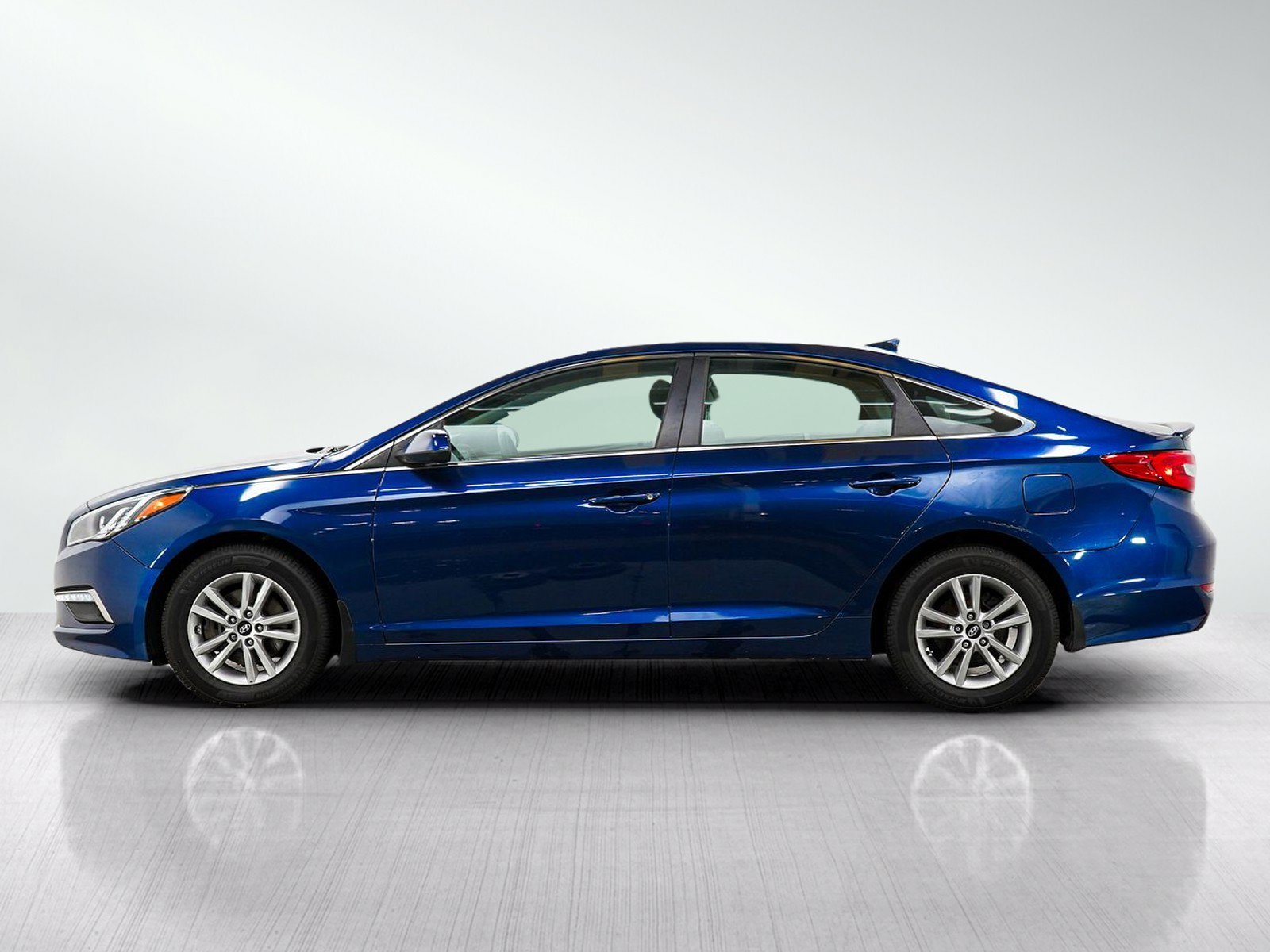 Used 2015 Hyundai Sonata SE with VIN 5NPE24AF3FH199163 for sale in Minneapolis, Minnesota