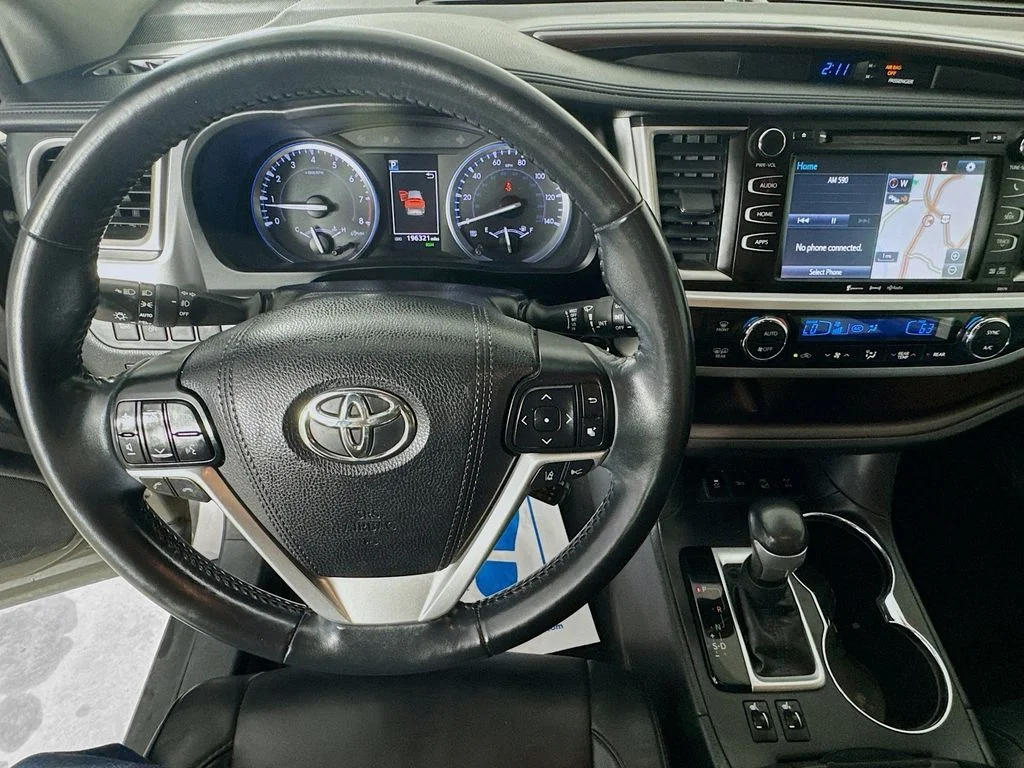 Used 2018 Gray Toyota XLE image 11