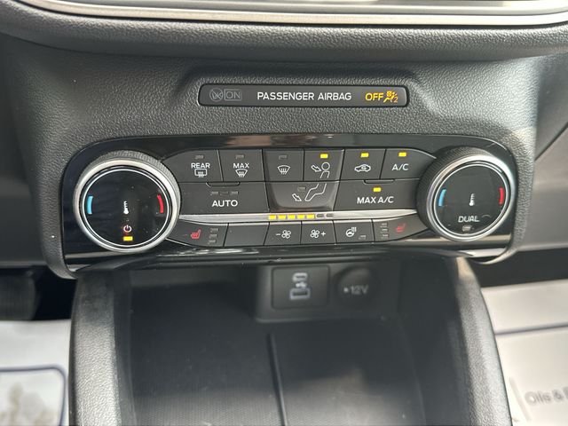 Used 2022 Blue Metallic Ford SE image 18