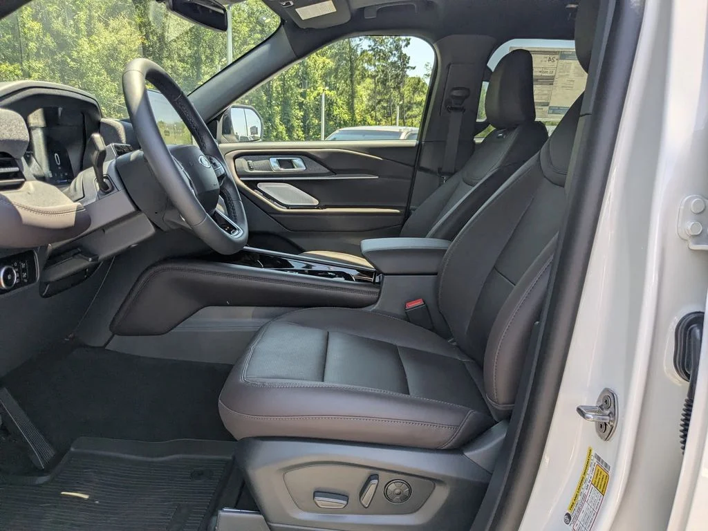 New 2026 Star White Metallic Tri-Coat Ford Platinum image 16