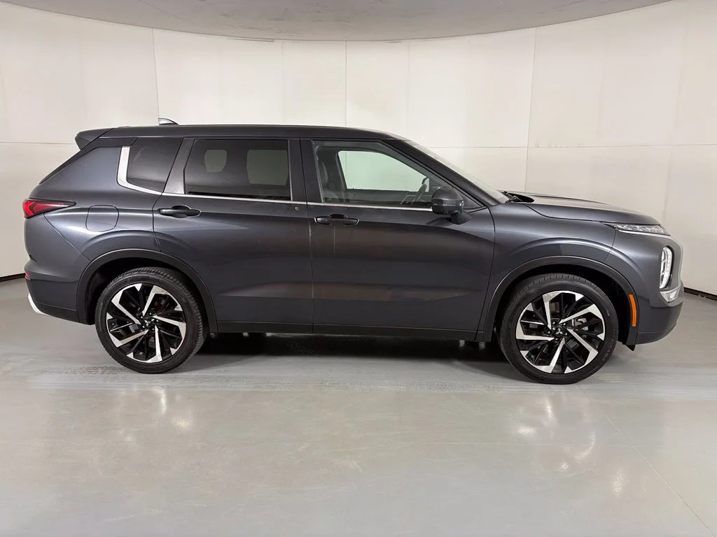 Used 2024 Gray Mitsubishi SE image 9
