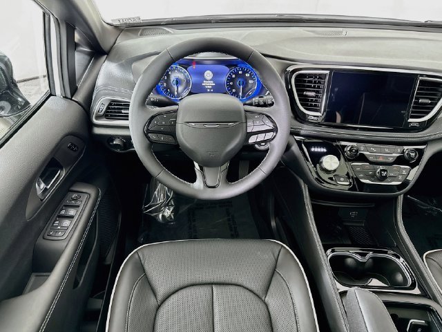 New 2027 Bright White Clear-Coat Paint Chrysler Limited image 23