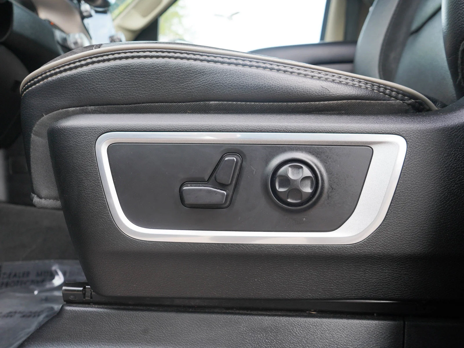 Used 2020 Diamond Black Crystal Pearlcoat Ram Laramie image 20