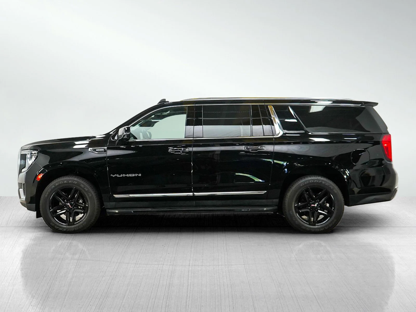 Used 2022 GMC Yukon XL SLT with VIN 1GKS2GKT1NR111439 for sale in Wayzata, Minnesota