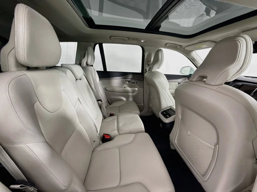 Certified Used 2023 Crystal White Volvo B6 Plus 7-Seater image 29