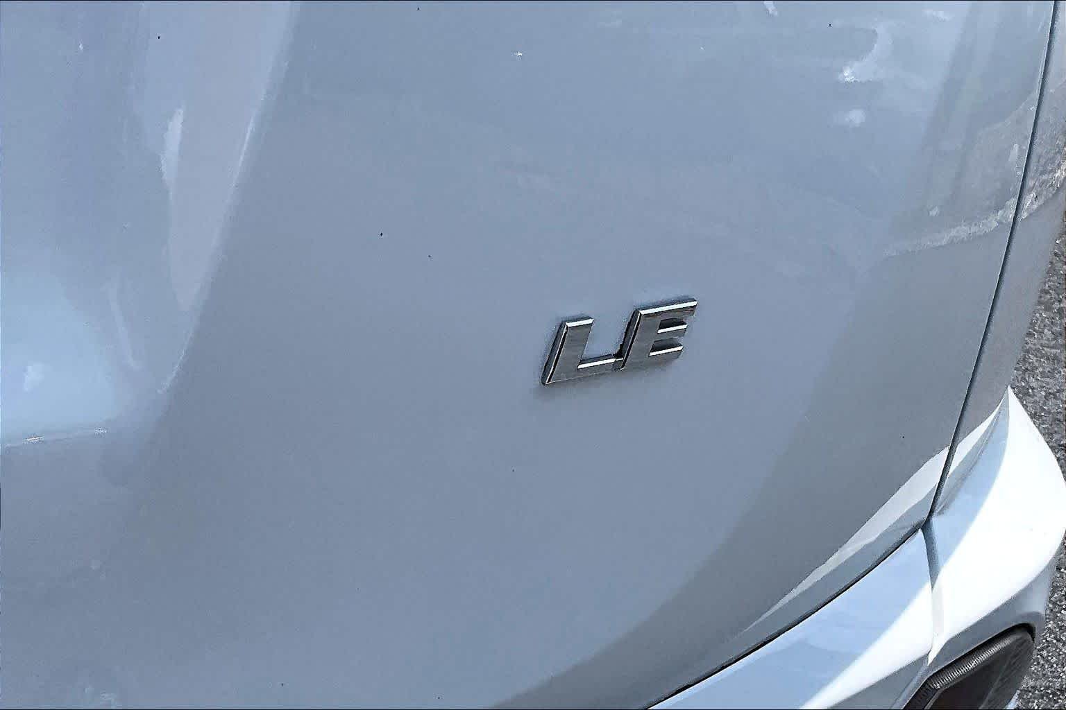 Used 2018 Super White Toyota LE image 10